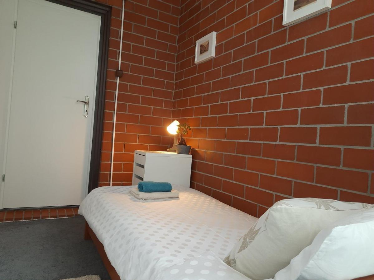 Ochota Forest Guest House Варшава Екстер'єр фото