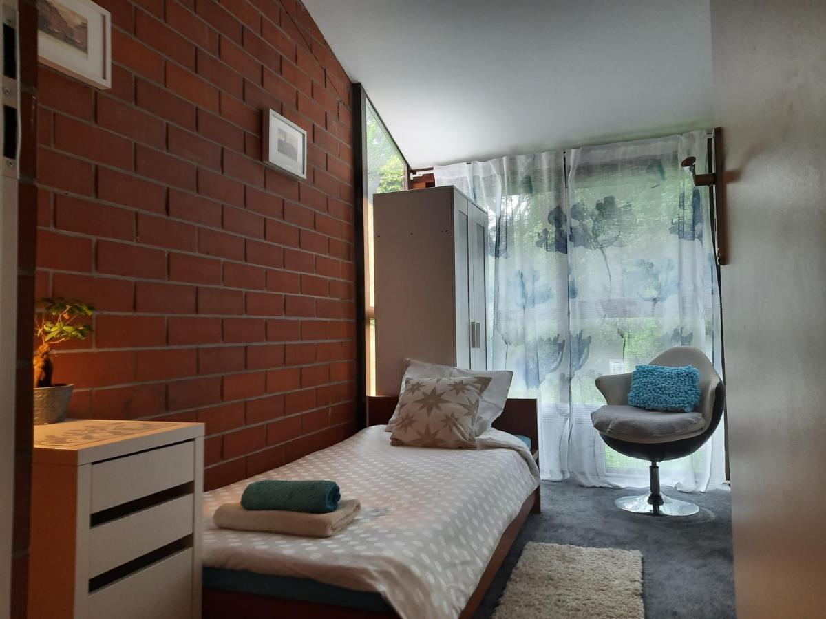 Ochota Forest Guest House Варшава Екстер'єр фото